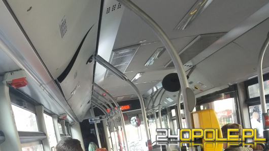 Czytelnik skarży się na MZK: "Kierowca wyszedł z autobusu i stanął w kolejce do kiosku"