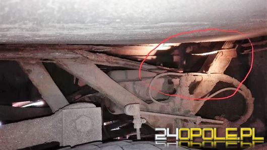 Przerdzewiałe elementy, dziury na wylot - takim autobusem dzieci miały jechać na wycieczkę