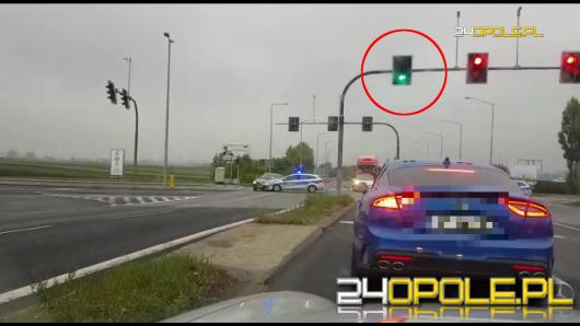 Nagranie ze zderzenia radiowozu z Renault Clio na skrzyżowaniu Oleskiej i obwodnicy Opola