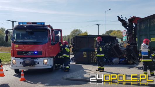 Ciężarówka ze złomem przewróciła się na ulicy Budowlanych w Opolu