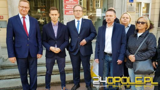 Koalicja Obywatelska: "Głos na Wiśniewskiego to głos na PiS". KWW prezydenta odpowiada na zarzuty
