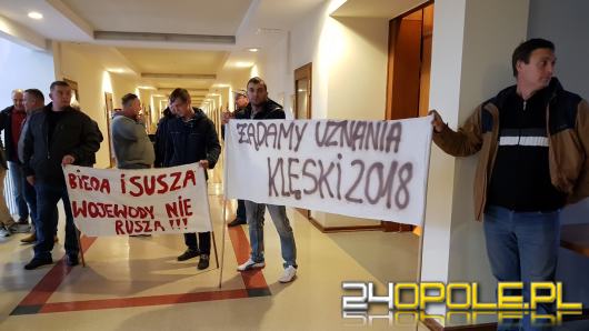 Protest pod Urzędem Wojewódzkim. Opolscy rolnicy chcą obiecanych wypłat odszkodowań za suszę. 