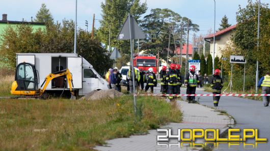 Zablokowana ulica Piastowska w Dobrzeniu Wielkim. Robotnicy uszkodzili rurę z gazem