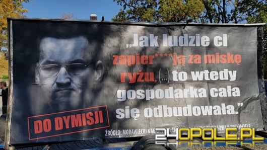 Mobilne billboardy z wizerunkiem szefa rządu w całej Polsce, także w Opolu