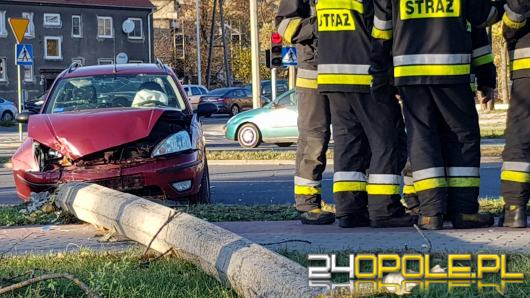 Mężczyzna zasłabł za kierownicą i wjechał w latarnię