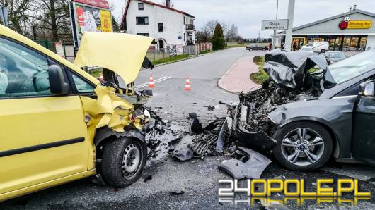 Trzy osobówki zderzyły się w Dobrodzieniu. Dwie osoby w szpitalu 