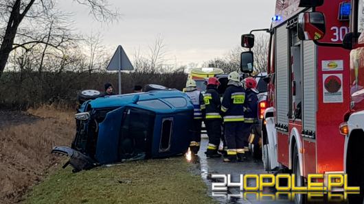 Dachowanie na ulicy Lipowej w Opolu. W pojeździe matka z małym dzieckiem
