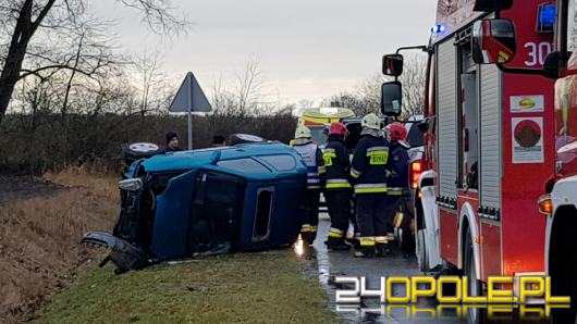 Dachowanie na ulicy Lipowej w Opolu. W pojeździe matka z małym dzieckiem