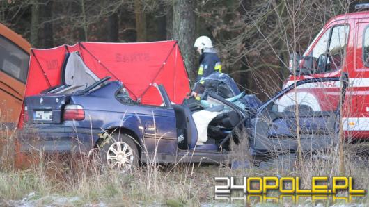 Autobus szkolny zderzył się z BMW. Nie żyje 24-latek