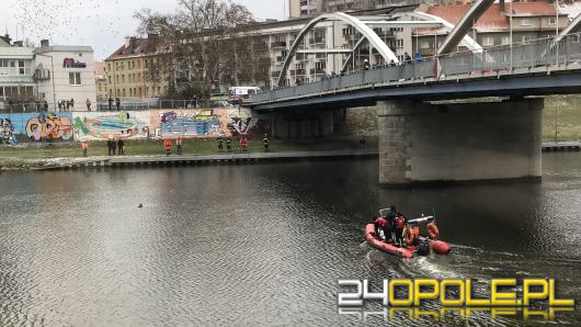 Akcja ratunkowa na Odrze w Opolu, z rzeki wyciągnięto człowieka