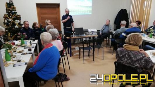 Policjanci rozmawiali z seniorami o bezpieczeństwie