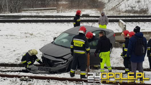 Samochód osobowy utknął na torach kolejowych