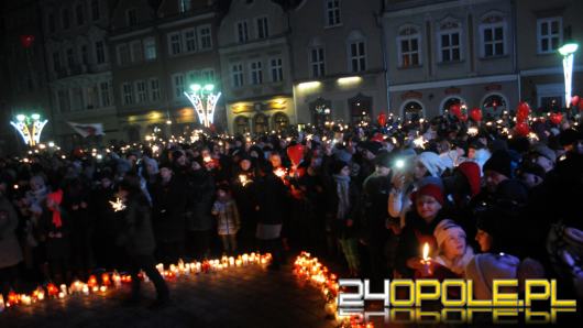 Setki Opolan odpaliło zimne ognie na rynku w solidarności z Gdańskiem