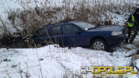 Auto w rowie, obok ciało 53-latka. Policja wyjaśnia okoliczności tragicznego zdarzenia koło Głogówka