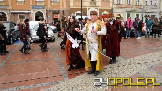 Ponad pół tysiąca maturzystów zatańczyło poloneza na opolskim rynku