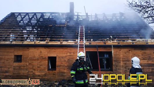 Nieprawidłowe składowanie materiału palnego przyczyną pożaru domu w Bażanach