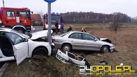 Dwie osoby ranne po zderzeniu dwóch osobówek we Wrzoskach 