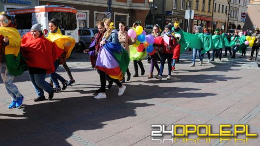 Kolorowy korowód podopiecznych fundacji DOM przeszedł wokół ratusza