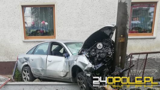 Chróścina: Audi uderzyło w słup, z auta wypadł silnik