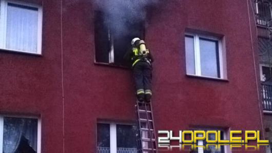 Strażacy walczyli z pożarem mieszkania w Kozłowicach