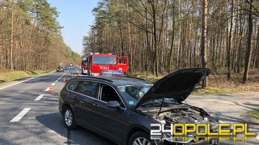 Kierowca chciał zawrócić na podwójnej ciągłej. Uderzył w Renault