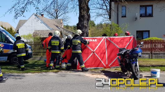 Zablokowana droga po zderzeniu motocykla z osobówką w Mnichusie