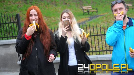 Flash Mob przeciw cenzurze w sztuce. Grupa Opolan jadła banany przed Muzeum Śląska Opolskiego