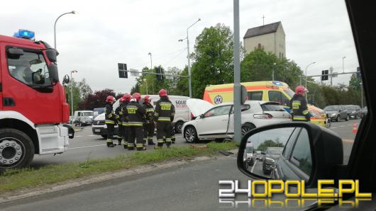 Wjechał na skrzyżowanie na czerwonym świetle i doprowadził do kolizji