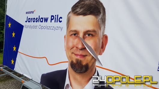 Zdewastowano baner wyborczy kandydata Wiosny. "Pocięto mi twarz" - mówi Jarosław Pilc