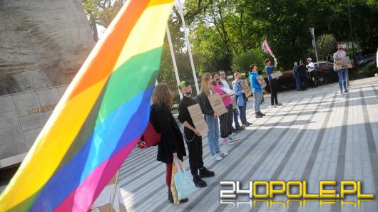 Tęczowe Opole manifestuje "milcząc", przeciwnicy LGBT głośno kontrmanifestują 