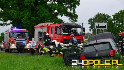 Jechała z dziećmi, na łuku drogi zjechała na przeciwległy pas ruchu