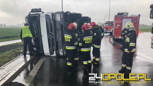 Samochód ciężarowy przewrócił się na rondzie w Opolu-Wrzoskach