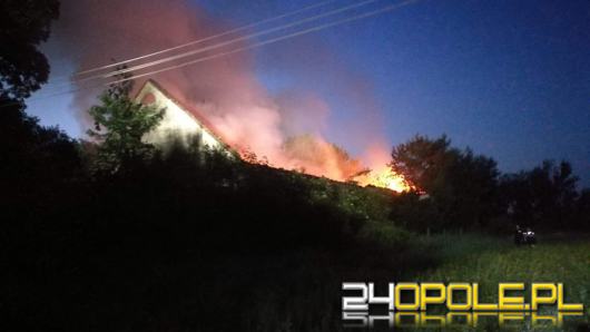 Strażacy 8 godzin walczyli z pożarem stodoły w gminie Lubsza