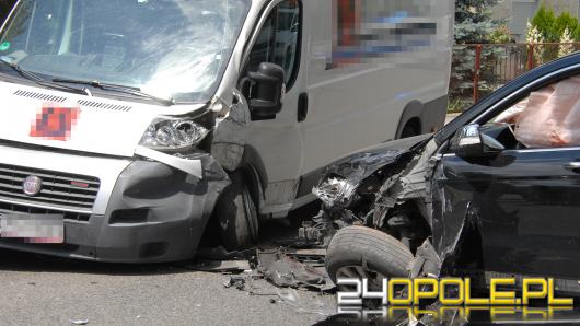 Czołowe zderzenie busa i osobówki w Opolu