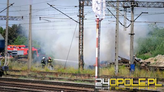 Płoną podkłady kolejowe przy ulicy Rekreacyjnej w Opolu