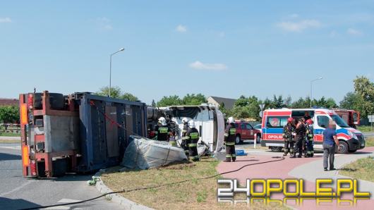 Ciężarówka przewróciła się na rondzie w Ligocie Dolnej