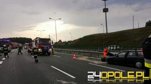 Autostrada A4 w korku. Samochód ciężarowy uderzył w osobówkę