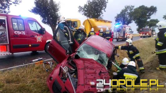 Czołowe zderzenie Renault i ciężarówki w gminie Olesno. Nie żyje 49-letnia kobieta