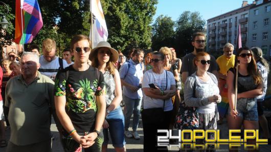 Pikieta przeciw nienawiści i kontrmanifestacja przeciw pedofilii na Placu Daszyńskiego