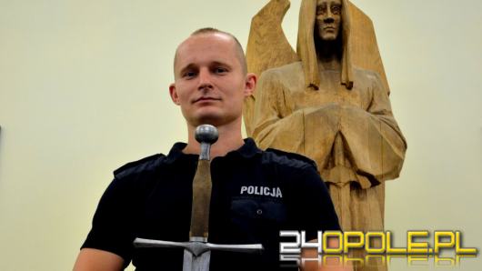 Policjant w zbroi rycerza