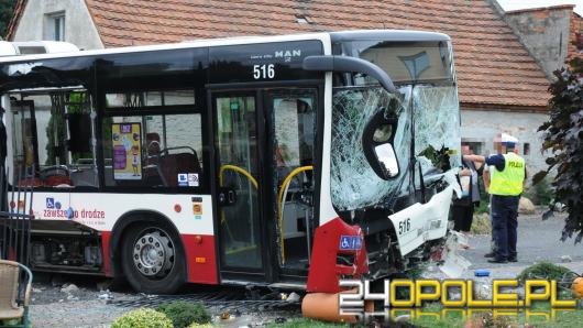 Autobus MZK staranował ogrodzenie i zatrzymał się na posesji