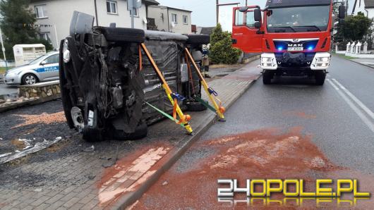 Samochód osobowy wypadł z drogi i dachował na chodniku w Dobrej