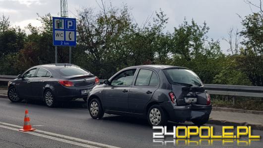 Ciężarówka, dostawczy Fiat i osobówka zderzyły się na wiadukcie w Opolu. Są utrudnienia