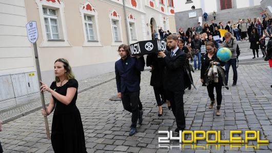 Kondukt pogrzebowy na ulicach Opola. Żegnano przyszłość 