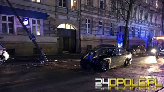 Wypadek BMW w centrum. Ucierpiała śpiąca w łóżku kobieta