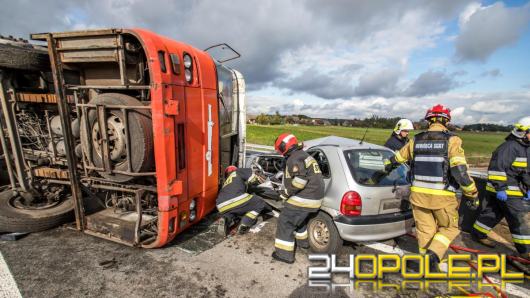 Wypadek z udziałem autobusu i trzech samochodów osobowych w ciągu drogi krajowej nr 46