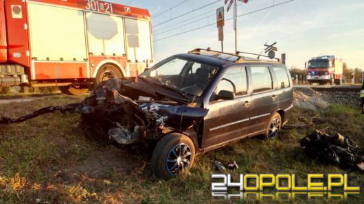 Wypadek w Opolu-Groszowicach. 54-latek wjechał samochodem wprost pod pędzący pociąg 