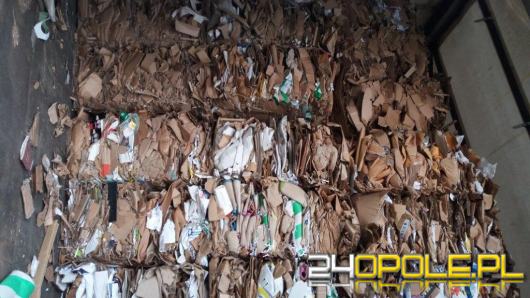 Przewoził odpady makulatury bez oznakowania, a pojazd nie nadawał się do jazdy