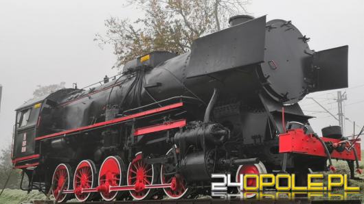 Zabytkowa lokomotywa stanęła przed dworcem w Kędzierzynie-Koźlu