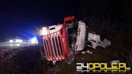 Wypadek ciężarówki wiozącej samochody na wojewódzkiej 901